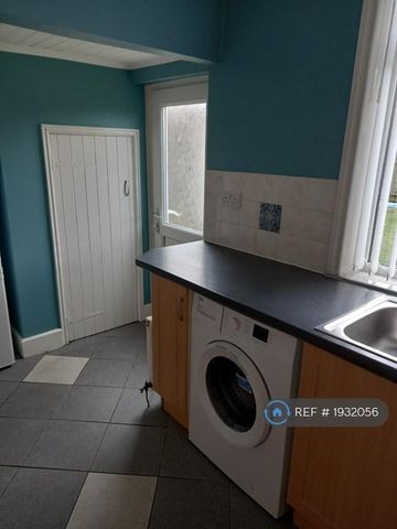 3 bedroom semi-detached house to rent - Photo 3