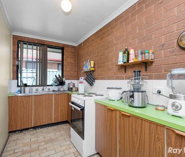 Charming & Convenient 2 Bedroom Unit - Photo 4