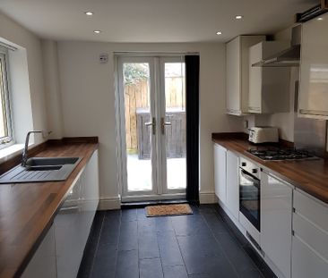 4 BED STUDENT HOME – BILLS INCLUDED - Photo 2