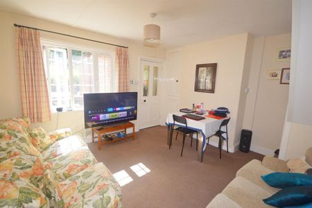 2 bedroom semi-detached house to rent - Photo 4