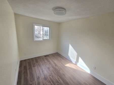 For Lease - 184 Ironwood Road, Guelph, Ontario - Photo 4
