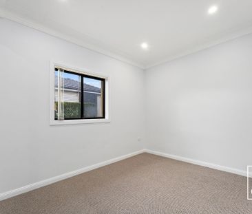 Spacious Coastal Villa Living - Photo 2