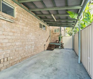 SPACIOUIS THREE BEDROOM HOME IN GREAT LOCATION - WALK TO EVERYTHING! - Photo 6