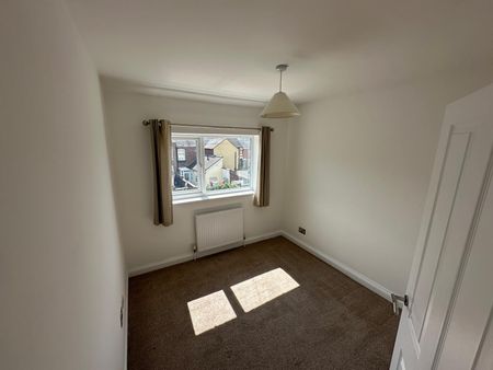 Superb 3 bedroomed terrace house to let with first floor bathroom, large lounge and kitchen diner with patio doors onto a large paved patio. - Photo 4