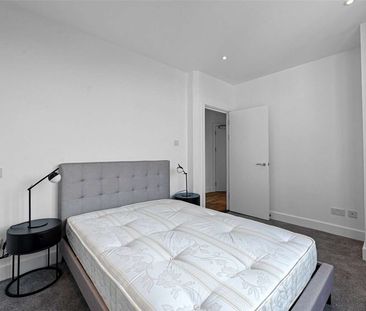 A newly refurbished one bedroom apartment in a convenient City location - Photo 1