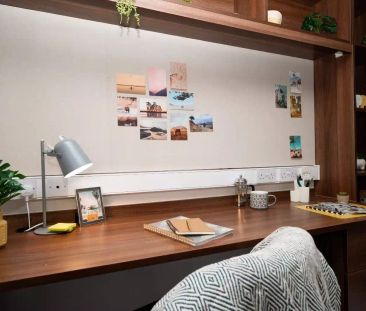 Large Double Ensuite - Photo 3