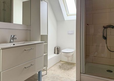 Zentral in der Blumenstadt Wiesmoor: Dachgeschosswohnung mit Einbauküche und Loggia - Photo 4