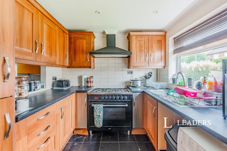 3 bedroom house to rent Sycamore Drive, East Grinstead, RH19 - Photo 5