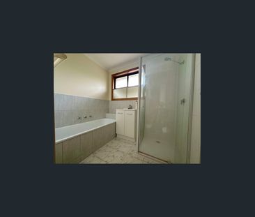 Perfect location and 3 bedroom unit. - Photo 4