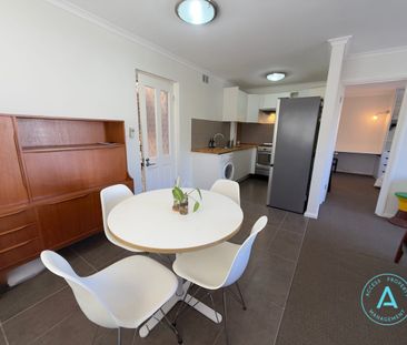 Stylish Furnished Apartment in Prime Location – Walk to Hyde Park &... - Photo 5