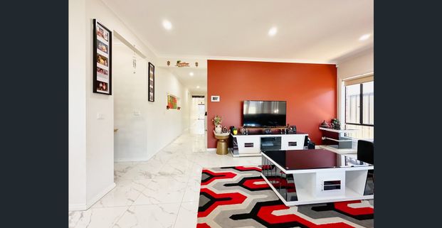 Stylish & Spacious family living Excellent location!!! - Photo 1