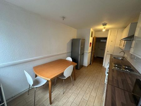 3 bedroom flat to rent - Photo 5