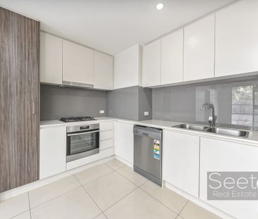 Modern Living In A Newly Renovated Spacious Two Bedroom Apartment - Photo 4