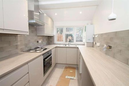 Felixstowe Road, London, N9 - Photo 4