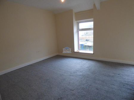 3 bedroom end of terrace house to rent - Photo 4