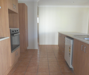 24 Dauphin Crescent, Merrimac QLD 4226 - House For Rent | Domain - Photo 6