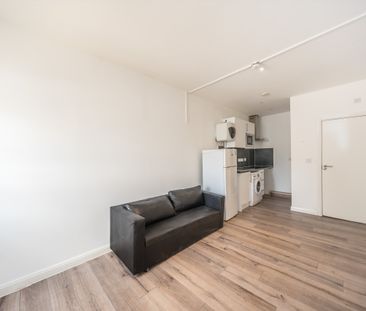 High Street, SM1, London - Photo 1