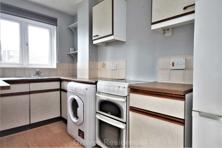 Price £1,200 pcm - Available 24/11/2025 - Unfurnished - Photo 5