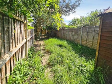 Irthlingborough Road, Finedon, Northants, NN9 - Photo 5