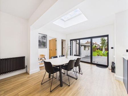 5 bedroom detached house to rent - Photo 2