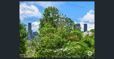 Spacious Apartment with City Views and Private Courtyard - Photo 4