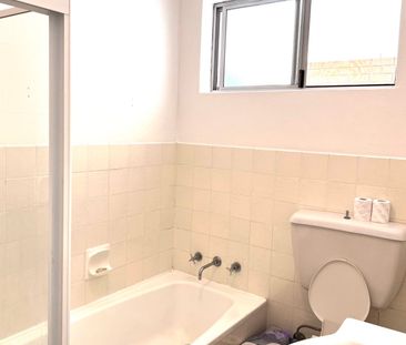 Two-bedroom, one-bathroom unit/close to shops/close to schools/conv... - Photo 6