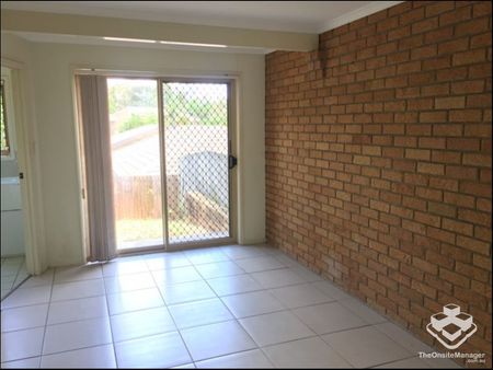 THREE BEDROOMS TOWNHOUSE WITH NEW AIR CONDITION - Photo 5