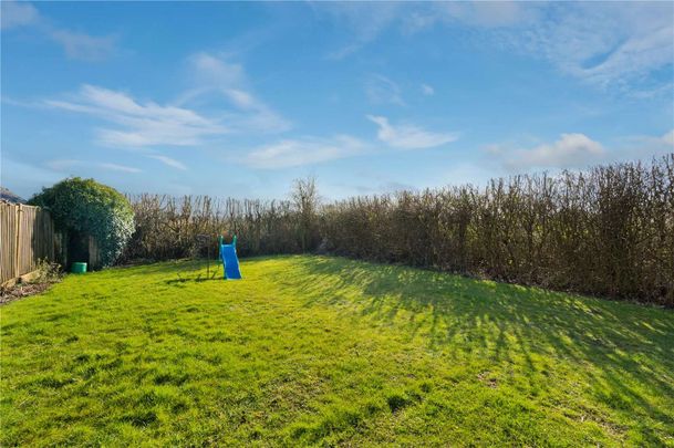 A picturesque end of terrace period two bedroom cottage, in the village of Bentley. - Photo 1