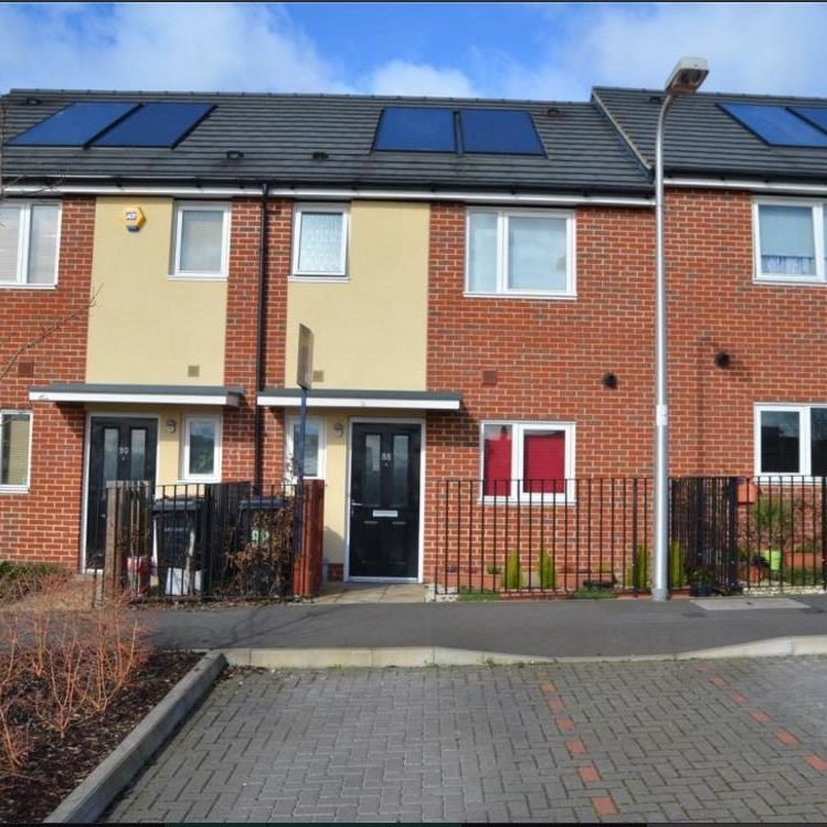 3 Bed Terraced House, Deveron Drive, RG30 - Photo 2