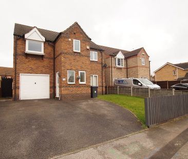 4 bedroom Detached House to let - Photo 2