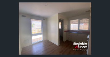 Well-Presented & Private Unit with Courtyard in Prime Tullamarine Location - Photo 3