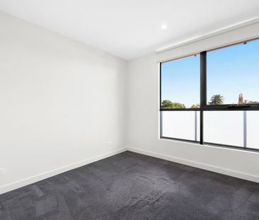 Perfectly Positioned & Prime Location! - Photo 1