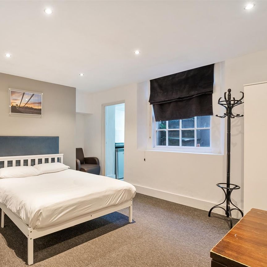 Oakfield Place, Clifton, Bristol - Photo 1