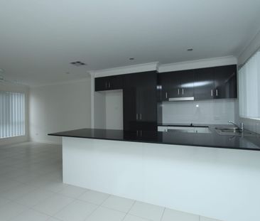 Beautiful Modern 3-Bedroom Townhouse with Ducted A/C - Photo 3