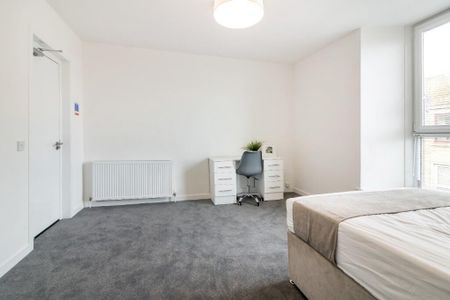 3 bedroom flat to rent - Photo 4