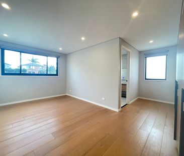 Close to Water - 5 Bed 3 Bath Luxury Tri-level Duplex with Multiple... - Photo 6