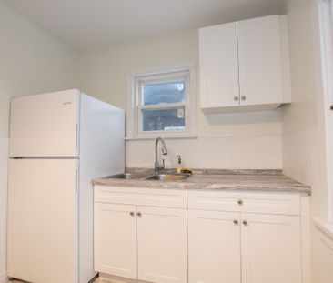 **BEAUTIFUL** 3 Bedroom Semi-Detached House in Welland!! - Photo 5