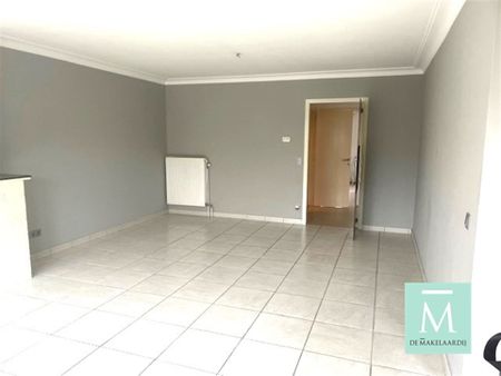 Mooi gelegen, instapklaar appartement met 2 slaapkamers en klein terrasje achteraan! - Foto 2