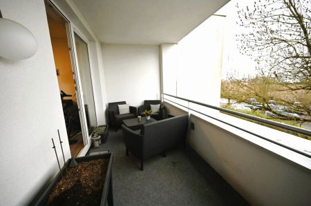 Attraktive 3-Zimmer-Wohnung: große westseitige Loggia mit Blick ins Grüne - Photo 2