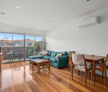 Vibrant Urban Townhouse in a Prime Location - Photo 2