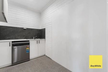 “Modern Comfort in a Peaceful Thornlie Location - Fully Renovated” - Photo 2