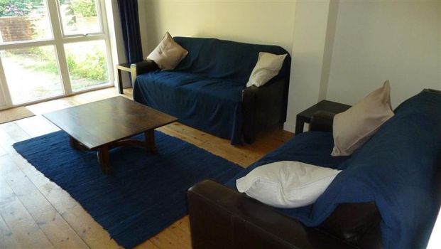 4 Bed Terraced House, Berkeley Close, SO15 - Photo 1