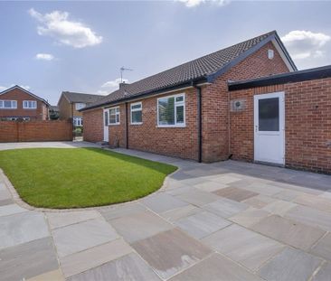 Recently redecorated and new carpets throughout, three bedroom deta... - Photo 5