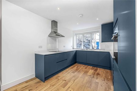 This gorgeous three bedroom maisonette has been refurbished beautifully throughout. - Photo 3