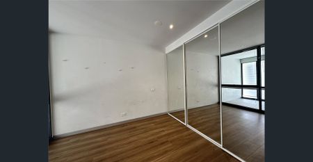 Stunning Two-Bedroom Apartment with Water Views and Spacious Balcony - Photo 4