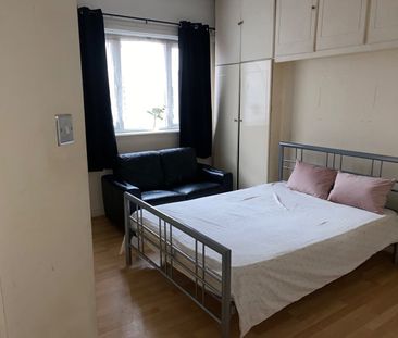 Room in a Shared Flat, London, W3 - Photo 1