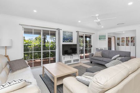 Huge family sized home on the coast with loads of storage inside and out - Photo 5