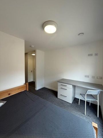 1 bedroom in a flat share to rent - Photo 3