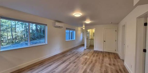 Modern 2-Bedroom Suite with Private Driveway & Storage – Available Feb - Photo 2