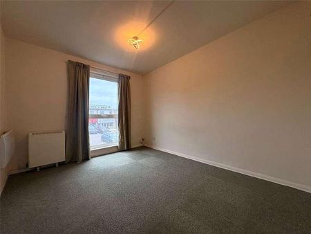 The Parade, Reading Road, Yateley, GU46 - Photo 5